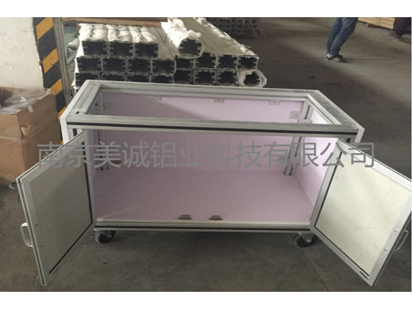 工業(yè)鋁型材框架定制移動工具柜的生產和組裝